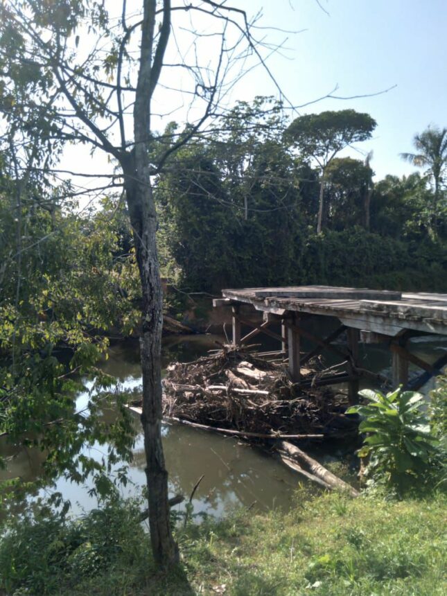 Isolados há um ano e meio, moradores de comunidade indígena usam barco para travessia de rio após ponte ceder em Amajari: ‘ninguém se responsabiliza’