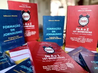 Professor da UFRR lança livros em evento de comunicação em Santa Catarina