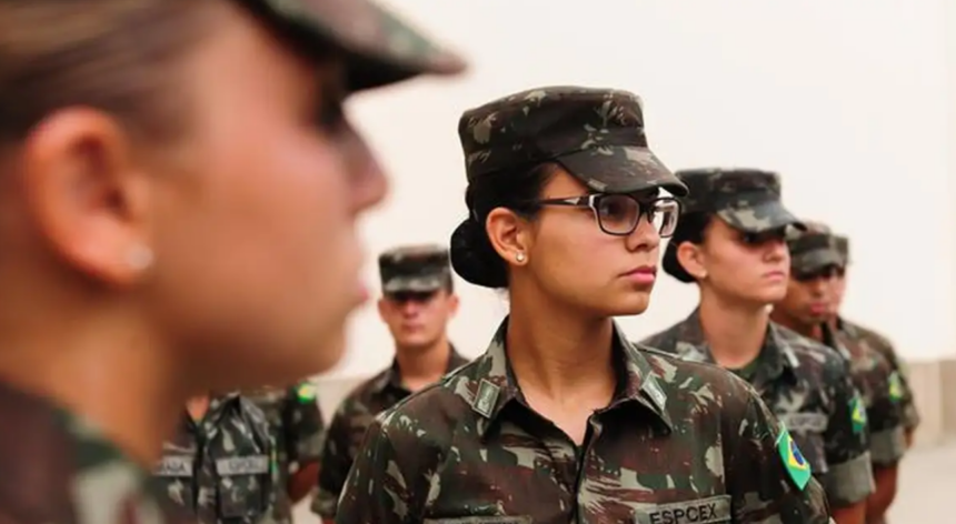 Mulheres poderão se alistar no serviço militar aos 18 anos