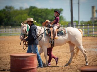 Crianças atendidas no Centro Municipal Integrado de Educação Especial vivenciam passeio inclusivo a cavalo