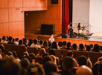 Mormaço Cultural: show musical e espetáculo protagonizado por Denise Fraga atraem centenas de pessoas para 2ª noite de programação no Teatro Municipal