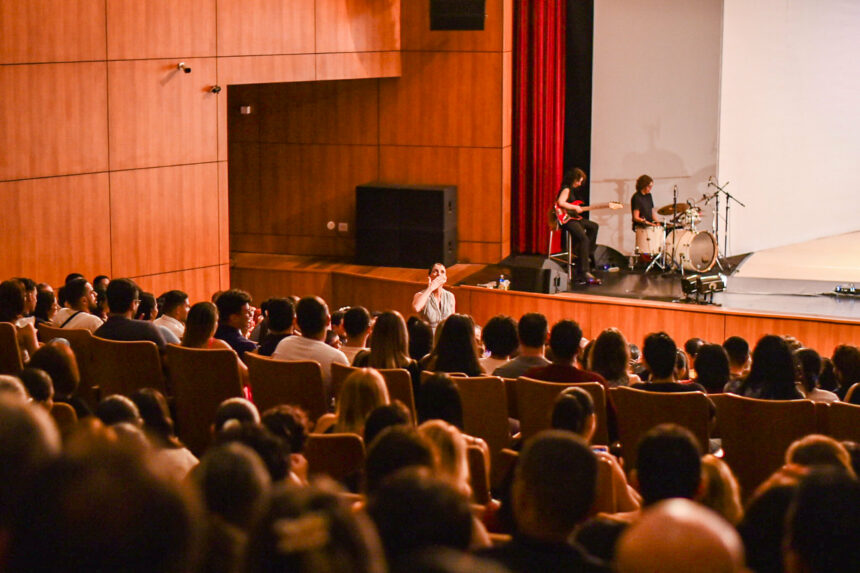 Mormaço Cultural: show musical e espetáculo protagonizado por Denise Fraga atraem centenas de pessoas para 2ª noite de programação no Teatro Municipal