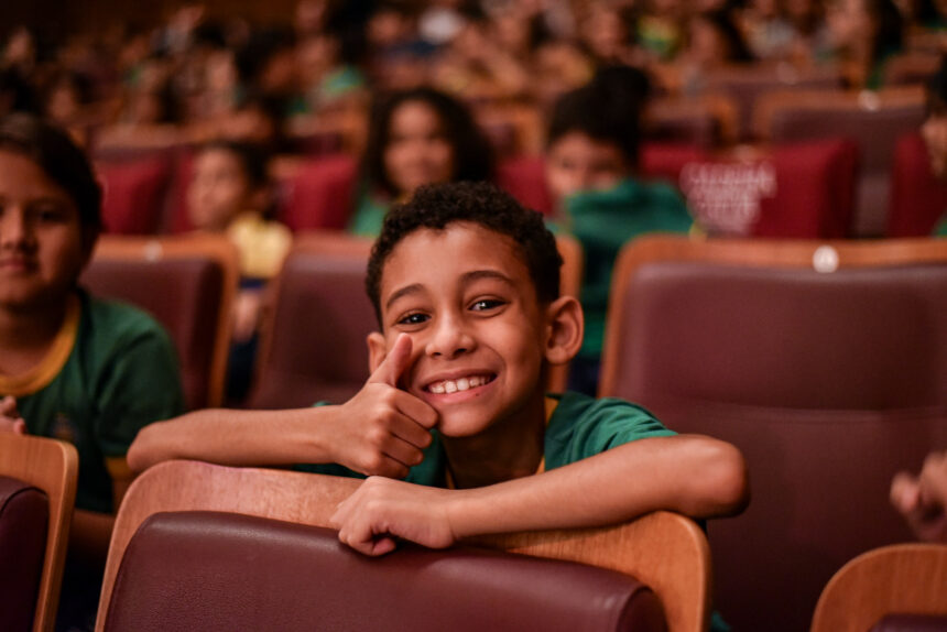 Alunos de escolas de Boa Vista visitam Teatro Municipal e vivem experiência cultural