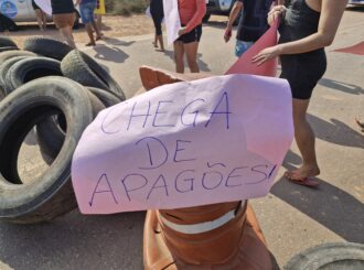 Moradores da Vila Jundiá fecham BR-174 em manifestação contra serviços da Roraima Energia