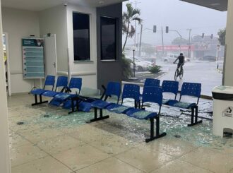 Vidraça do Pronto Atendimento do HGR cai com forte chuva, em Boa Vista; veja vídeo