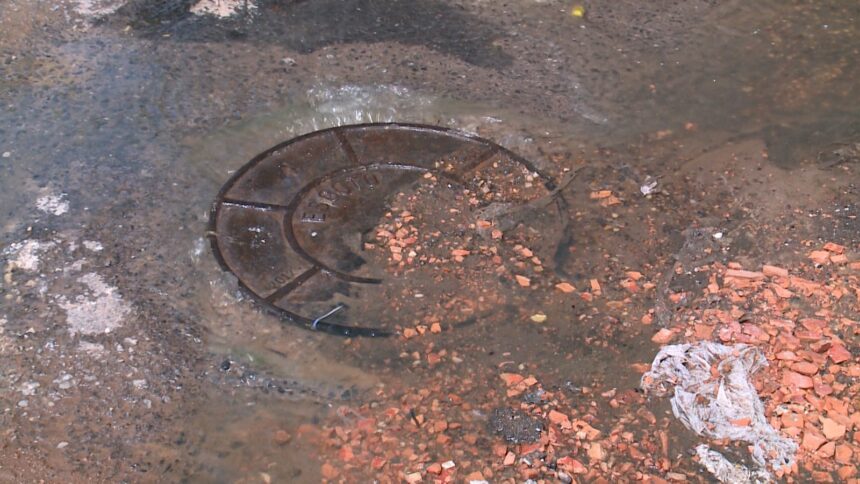 Esgoto estourado em rua do bairro Cauamé incomoda moradores