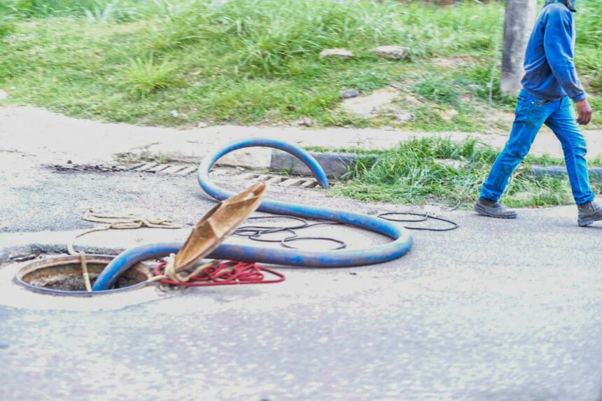 Caer é flagrada despejando esgoto contaminado em rede de drenagem na zona Leste de Boa Vista; veja vídeo