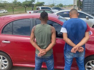 Dupla é presa suspeita de assaltar homem e tentar sequestrar mulher em Boa Vista; veja vídeos