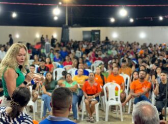 Teresa Surita compartilha experiências de gestão pública durante encontro com jovens em Mucajaí