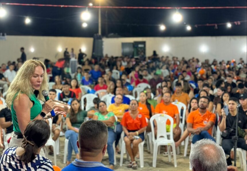 Teresa Surita compartilha experiências de gestão pública durante encontro com jovens em Mucajaí