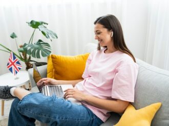 Programa oferece bolsas de estudos para curso de aprender inglês online