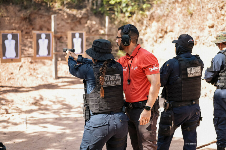 Guardas civis municipais de Boa Vista participam de treinamento para manuseio de novo armamento