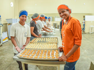 Crescimento pessoal e profissional: oficina ensina jovens de projeto social técnicas de culinária e panificação em Boa Vista