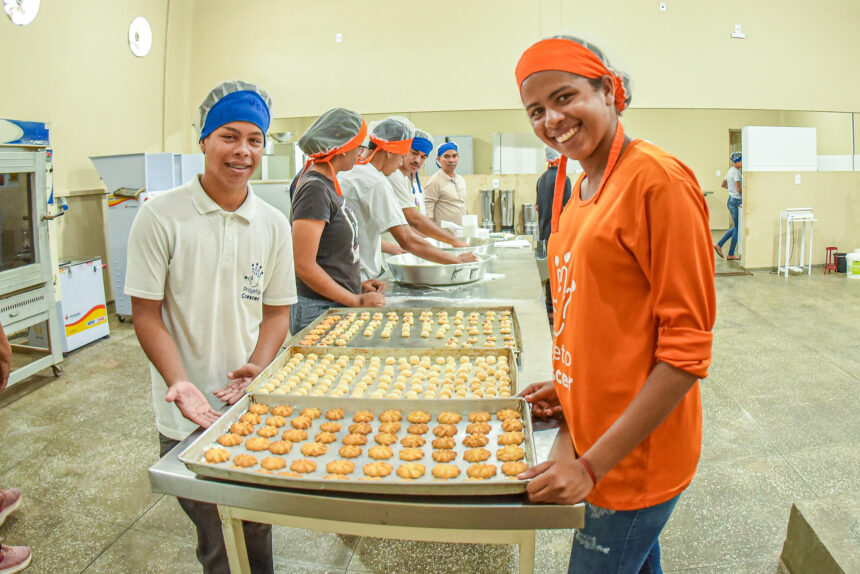 Crescimento pessoal e profissional: oficina ensina jovens de projeto social técnicas de culinária e panificação em Boa Vista