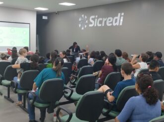 Sicredi e Sesc promovem palestra de educação financeira para pais de alunos em Boa Vista