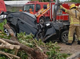 Motorista perde controle de carro, capota e fica preso às ferragens em Boa Vista