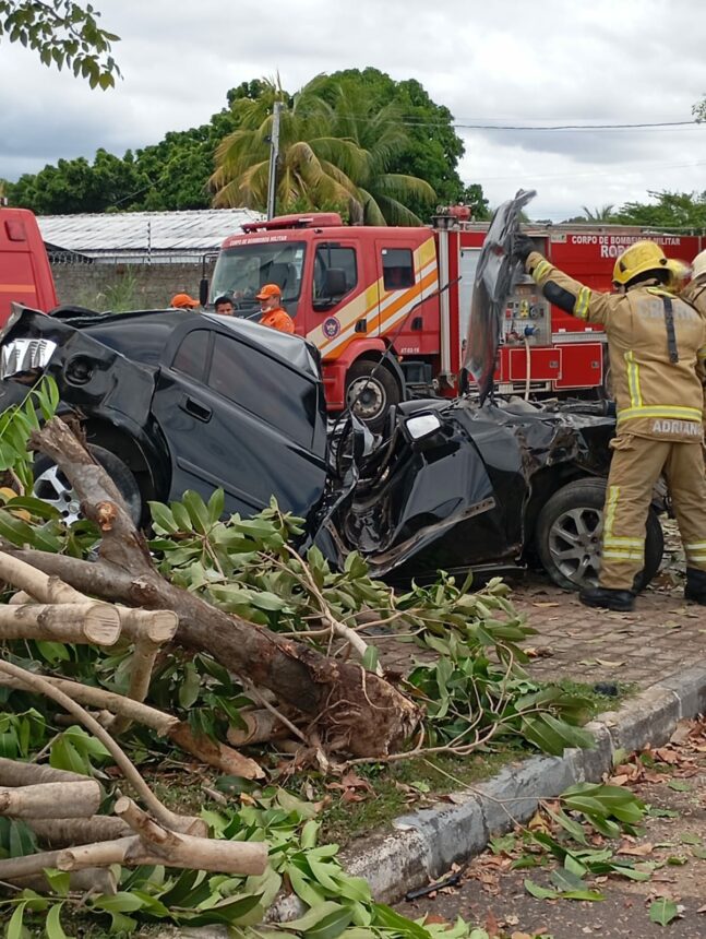 Motorista perde controle de carro, capota e fica preso às ferragens em Boa Vista