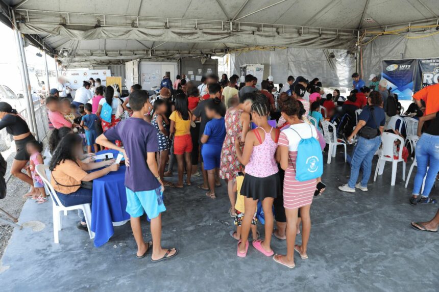 População em situação de rua recebe atendimento durante mutirão da Defensoria, em Boa Vista