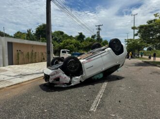 Veículo capota após bater em outro no Parque Caçari