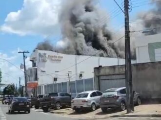 Loja de tecidos pega fogo no centro de Boa Vista; veja vídeo