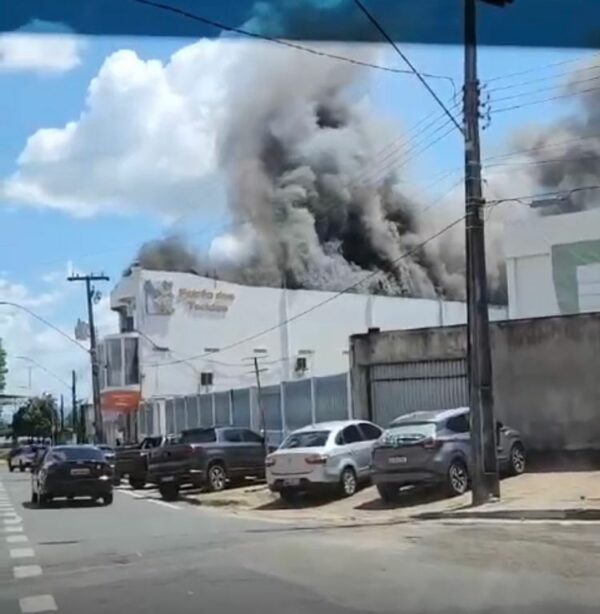 Loja de tecidos pega fogo no centro de Boa Vista; veja vídeo