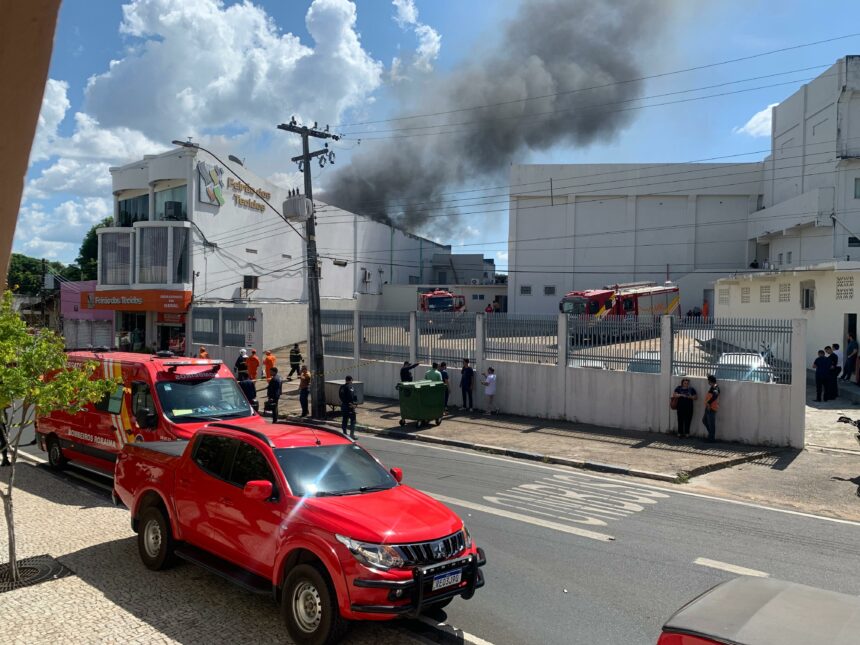 Loja de tecidos pega fogo no centro de Boa Vista; veja vídeo