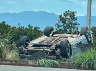 Homem morre e esposa e filhos ficam feridos após carro capotar em rodovia no interior de RR