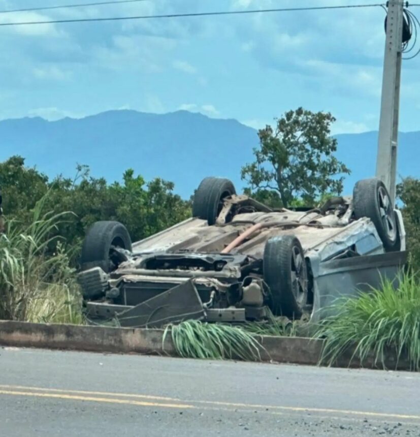 Homem morre e esposa e filhos ficam feridos após carro capotar em rodovia no interior de RR