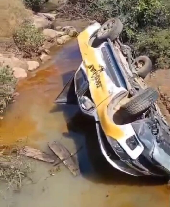 Veículo de transporte escolar capota na região da Raposa Serra do Sol, em Normandia