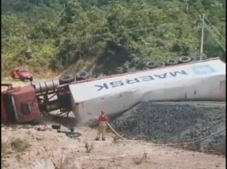 Caminhão tomba na BR-174 em Pacaraima