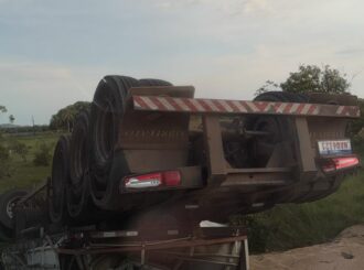 Mulher morre após batida entre carreta e caminhonete em rodovia no interior de RR