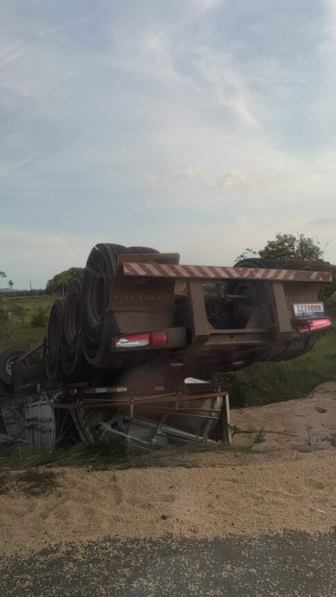 Carreta capota em acidente com outros veículos na BR-174