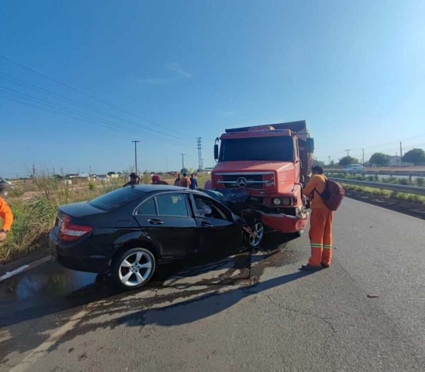 Motorista de carro na contramão morre após bater de frente com caçamba em rodovia de RR