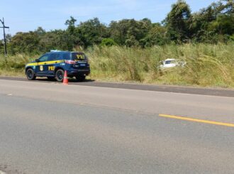 Cubana morre após carro sair da pista e capotar em rodovia federal no interior de RR