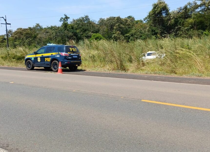 Cubana morre após carro sair da pista e capotar em rodovia federal no interior de RR