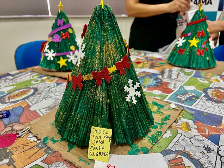 Jovens que cumprem medidas socioeducativas em RR confeccionam pinheiros de Natal com materiais reciclados em oficinas