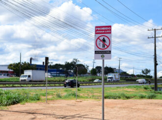 Prefeitura de Boa Vista instala placas de alerta em locais de descarte irregular de lixo