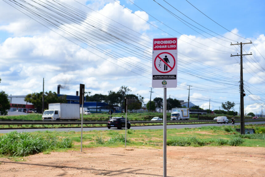 Prefeitura de Boa Vista instala placas de alerta em locais de descarte irregular de lixo