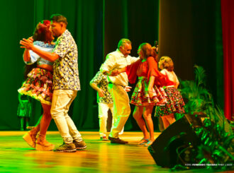 Idosos mostram dons artísticos durante apresentações em Show de Talento no Teatro Municipal de Boa Vista