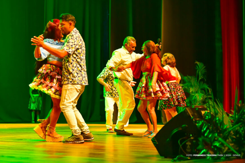 Idosos mostram dons artísticos durante apresentações em Show de Talento no Teatro Municipal de Boa Vista