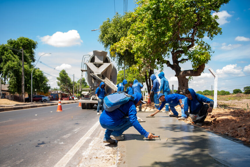 Trecho da avenida Carlos Pereira de Melo recebe 2 mil metros de calçadas