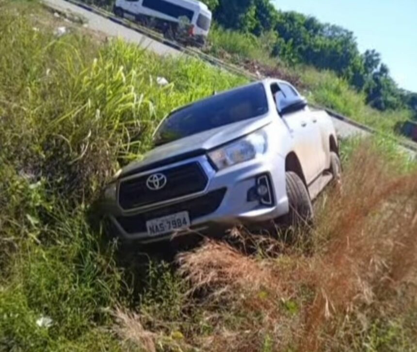 Homens roubam caminhonete em Boa Vista, tentam fugir e carro capota durante perseguição em Bonfim