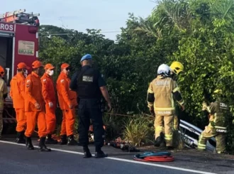 Colisão entre carreta e veículo de passeio mata mulher e criança na BR 174 em grave acidente