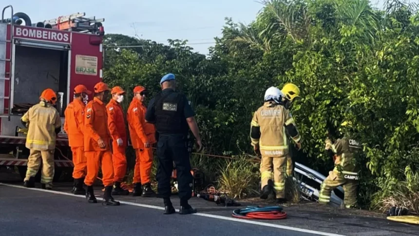 Colisão entre carreta e veículo de passeio mata mulher e criança na BR 174 em grave acidente