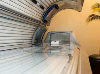 Anvisa alerta: venda e uso de câmaras de bronzeamento artificial são proibidos