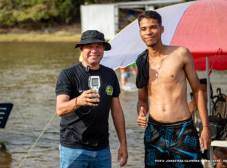 Banhistas recebem orientações sobre segurança durante tarde de lazer na praia do Caçari