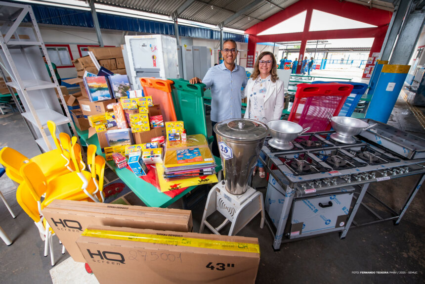 Prefeitura entrega materiais didáticos e mobília para 140 escolas municipais iniciarem ano letivo