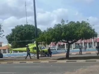 Helicóptero com policial da Força Nacional ferido pousa em frente ao Hospital Geral de Roraima