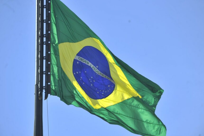 Primeira troca da Bandeira de 2025, na Praça dos Três Poderes, ocorre neste domingo, 19