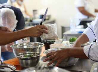 Governo de Roraima contrata empresa do Pará por quase R$ 52 milhões para fornecer merendeiras às escolas da rede estadual